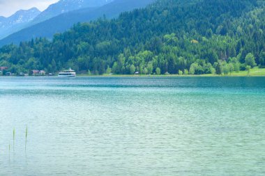 Weissensee Gölü Carinthia 'da ve yatay formatta bir tekne