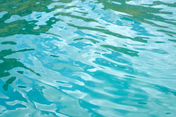 Mavi-yeşil su yansımaları ile bulanık arkaplan, yatay biçim