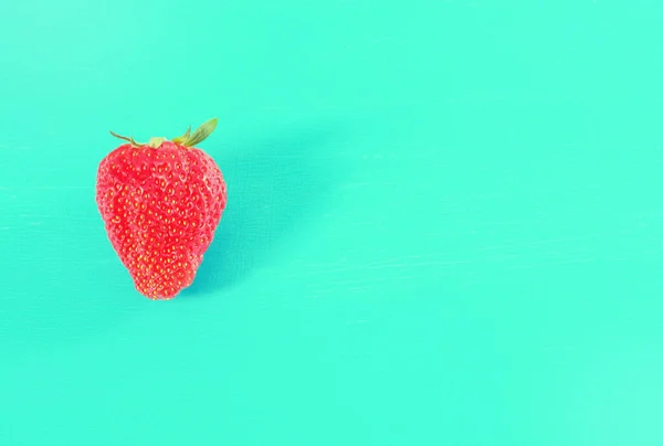 Türkiser Hintergrund Mit Reifen Erdbeeren Mit Kopierraum Querformat — Stockfoto