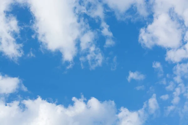 Blick mit leichten Wolken auf blauem Himmel Stockfoto