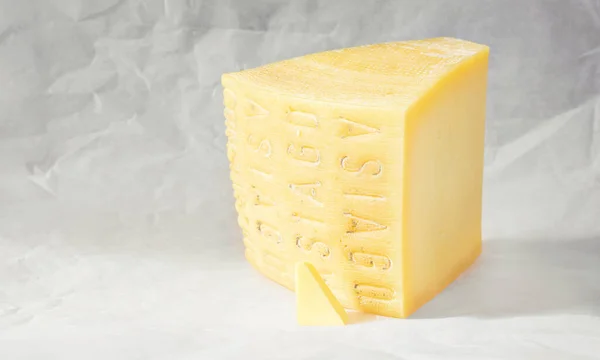 Çeyrek baş peynir ve küçük bir parça tereyağı.