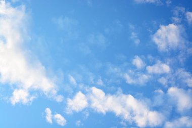 Arka plan, köşedeki beyaz bulutlar ve mavi gökyüzü