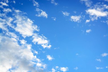 Mavi gökyüzü ve beyaz kabarık ışık bulutlarıyla arka plan