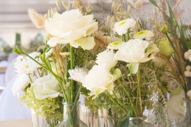 Yatay formatta yeşil küçük buketler içeren birkaç beyaz çiçekli arkaplan