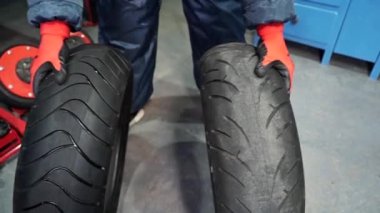 Lastik tesisatçısı tekerleği tamir ediyor, araba tekerleği takılıyor. Lastik servisi. araba servisi.