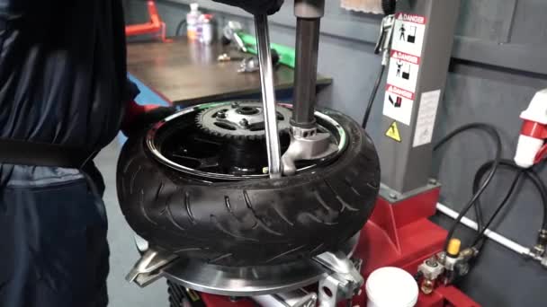 Monter Opon Umieszcza Oponę Tarczy Samochodowej Przy Użyciu Specjalnego Narzędzia — Wideo stockowe