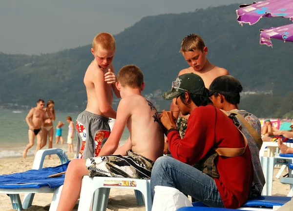 Patong, Thailand: Jongen krijgen van een Tattoo — Stockfoto