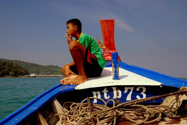 Patong, Tailandia: El barquero tailandés fuma cigarrillo — Foto de Stock