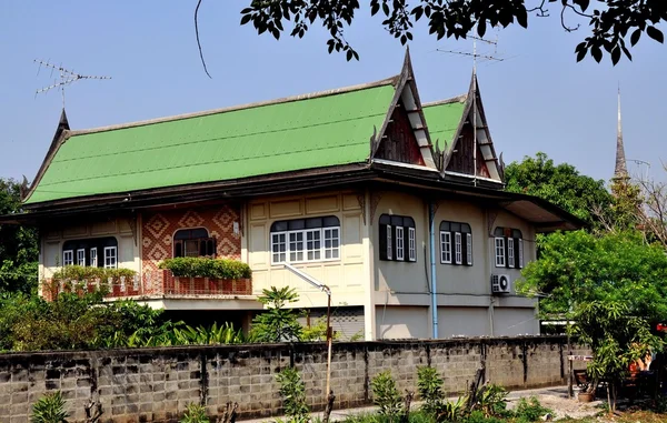 Ayutthaya, Tajlandia: Thai House z zielone dachy — Zdjęcie stockowe