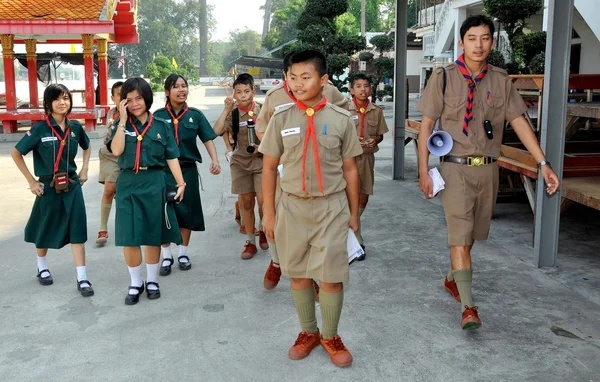 Аюттхая, Таиланд: отряд тайских мальчиков и девочек-скаутов — стоковое фото