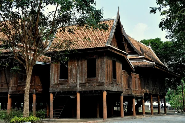 Ayutthaya, Thailand: Houten Thaise huizen op stelten — Stockfoto