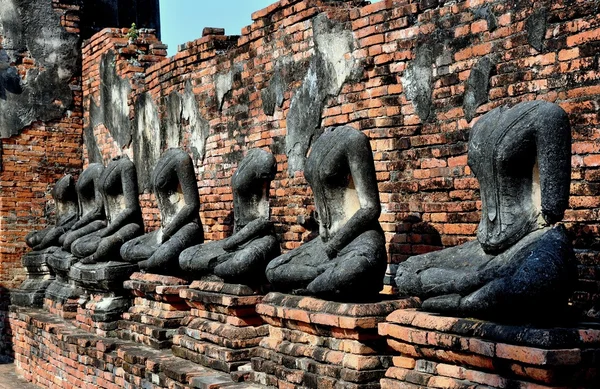 Ayutthaya, Thailand: Sten Buddhas på vad Chai Wattanaram — Stockfoto