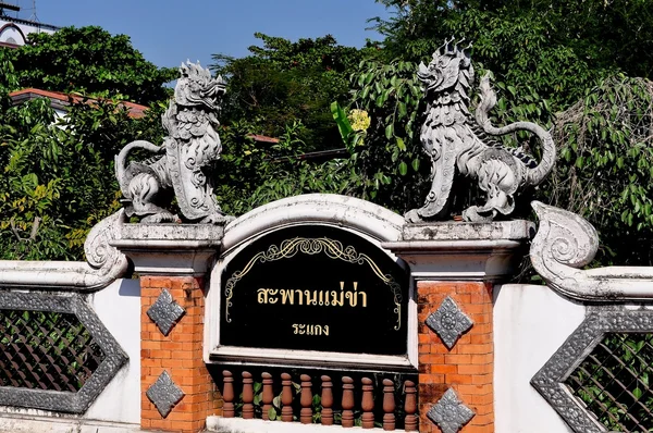 Chiang Mai, Thailand: Draak standbeelden op brug — Stockfoto