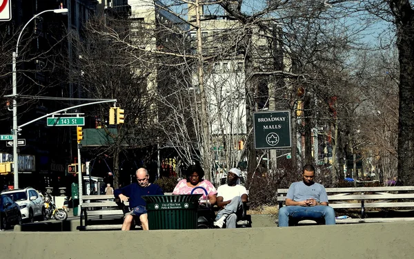 Nowy Jork: Ludzie siedzący na Broadwayu Mall — Zdjęcie stockowe