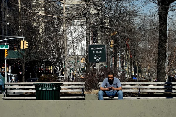 New York City: Man met Cellphone op Broadway Mall — Stockfoto