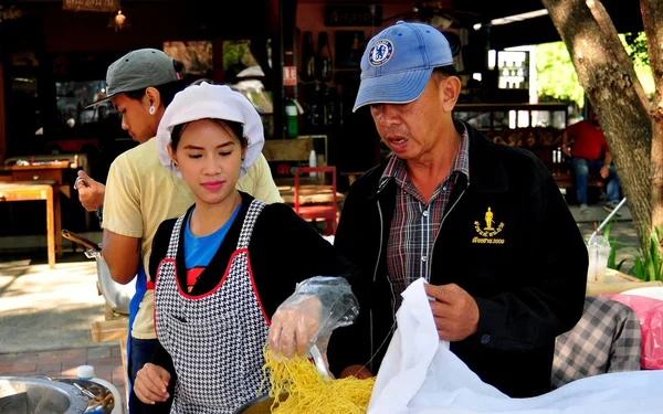Chiang Mai, Tailândia: Comida de cozinha de casal — Fotografia de Stock