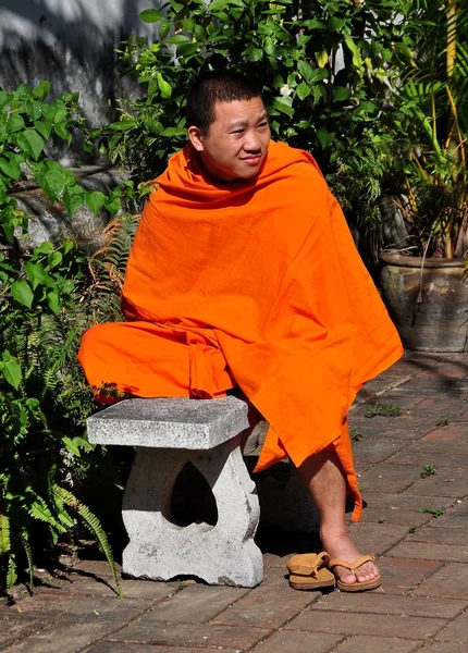 Chiang Mai, Thailand: Buddhist Monk at Wat Bupparam — Stock Photo, Image