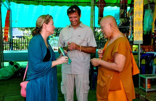 Chiang Mai, Thailand: Western Tourists with Monk at Thai Temple — Stock Photo, Image
