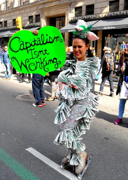 NYC: Mulher vestindo vestido de dinheiro no desfile de Páscoa — Fotografia de Stock