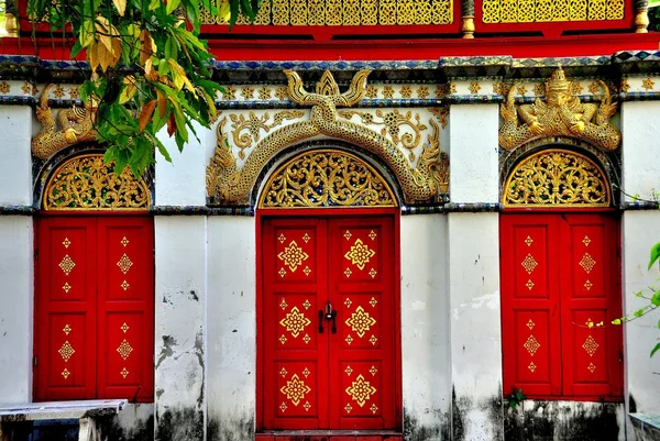 Chiang Mai, Tailandia: Puertas Rojas en Wat Mulan — Foto de Stock