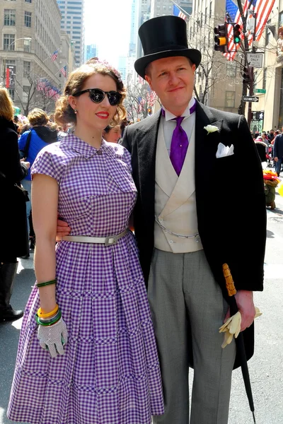 NYC: Pareja en el desfile de Pascua — Foto de Stock