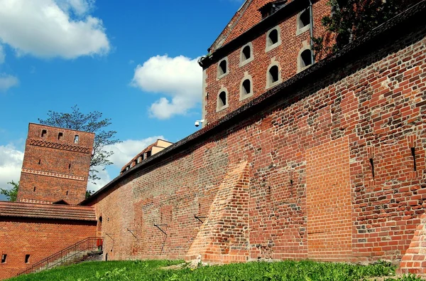 Torun, Polsko: Mohutné obranné hradby — Stock fotografie