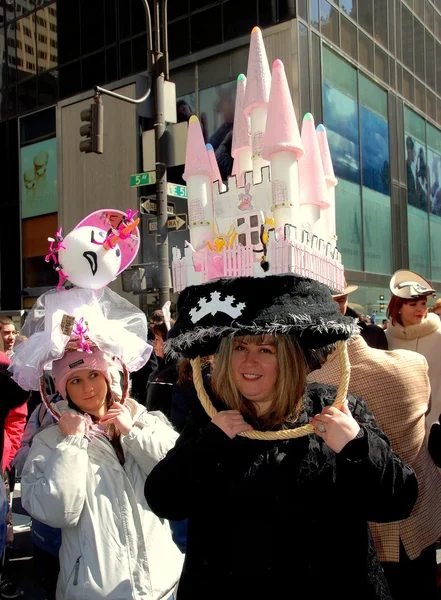 Ciudad de Nueva York: La gente con gorros en el desfile de Pascua — Foto de Stock