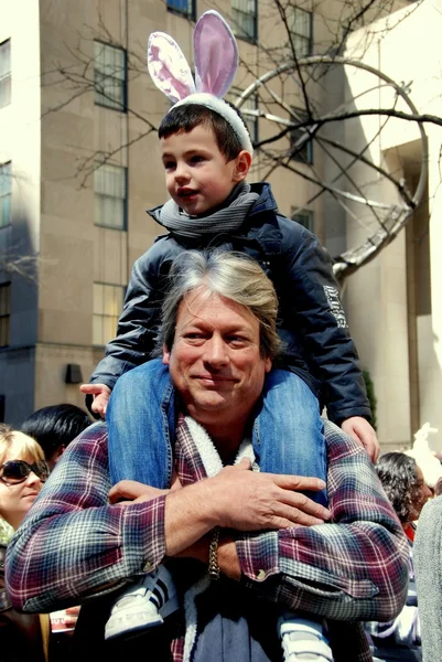 NYC: Pai e filho no desfile de Páscoa — Fotografia de Stock