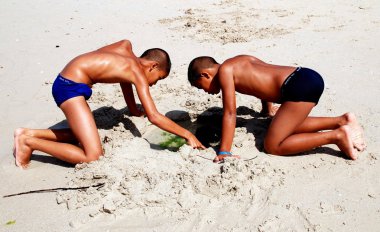 Phuket, Tayland, Thailand: Patong Beach üzerinde oynarken kardeşler
