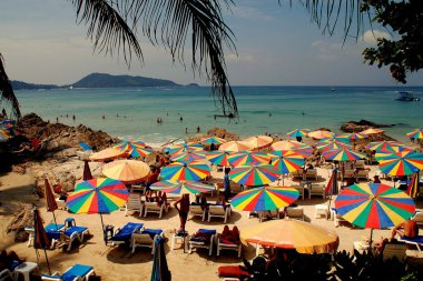 Phuket, Tayland, Thailand: Patong plaj şemsiye ile