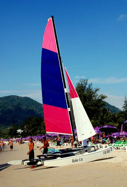 Patong, Thailand: Catamaran on Patong Beach — Stock Photo, Image