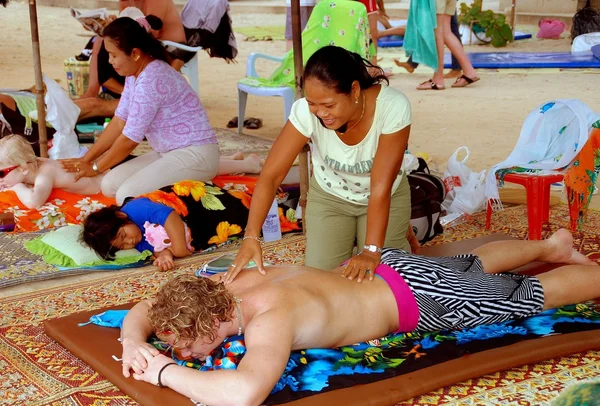 Patong, Tajlandia: Zachodu coraz masaż tajski — Zdjęcie stockowe