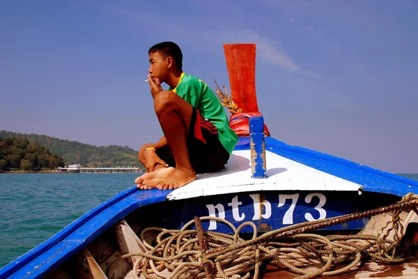 Patong, Tailandia: La juventud tailandesa en barco — Foto de Stock