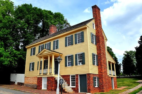 Old Salem, NC: Casa Colonial del siglo XVIII en Main Street — Foto de Stock