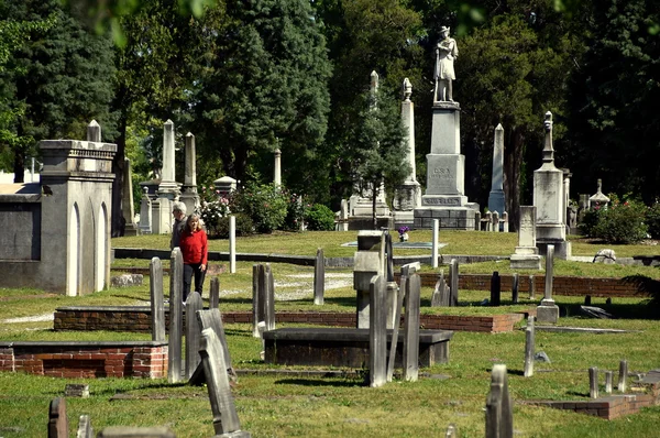New Bern, NC: Tourists Visiting Cedar Grove Cemetery — Stock Photo, Image