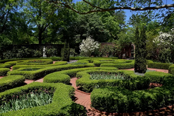 New Bern, NC: formele tuinen bij Tryon Palace — Stockfoto