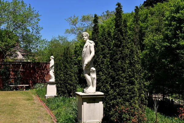 New bern, nc: klassische Statue im Trierer Schlossgarten — Stockfoto