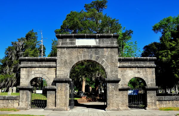 New Bern, NC: Weeping Arch Gate — Stock Photo, Image