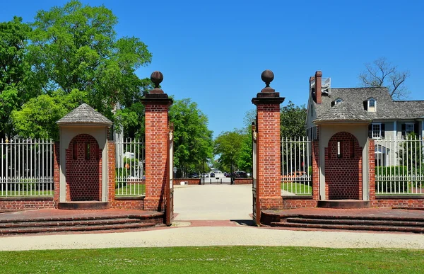 New Bern, Nc: Docent op Tryon paleis toegangspoort — Stockfoto