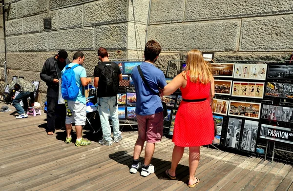 Ciudad de Nueva York: Gente en el puente de Brooklyn —  Fotos de Stock