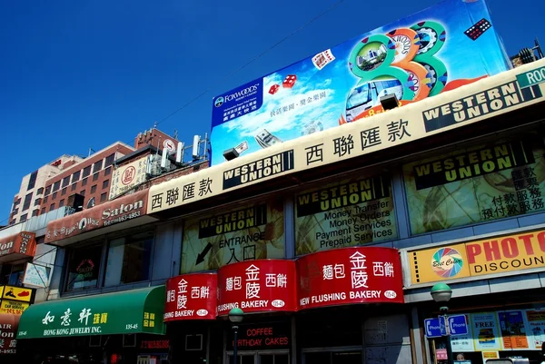 NYC: Roosevelt Avenue Asian Storefront Sinais — Fotografia de Stock