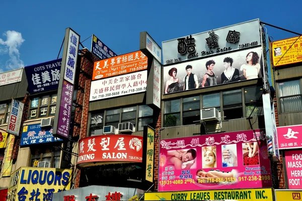 NYC: Asian Storefront Signs in Flushing 's Chinatown — стоковое фото