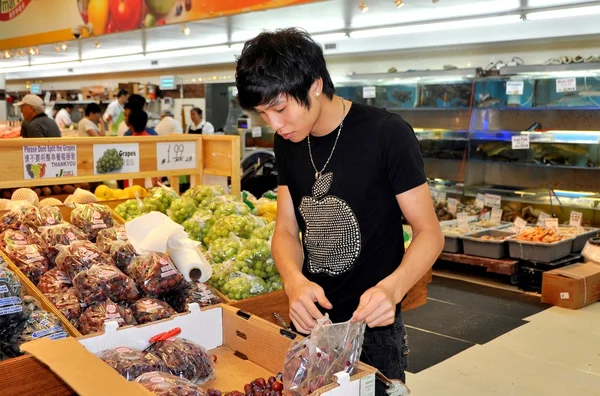 NYC: Aziatische arbeider in supermarkt — Stockfoto