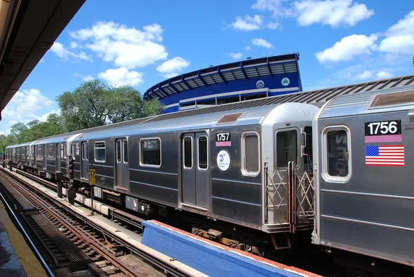 NYC: #7 metro trein bij Willets Point station — Stockfoto