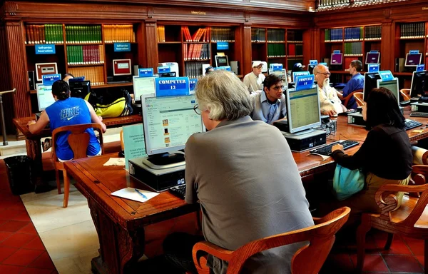纽约城 ︰ 人在纽约公立图书馆使用互联网 — 图库照片