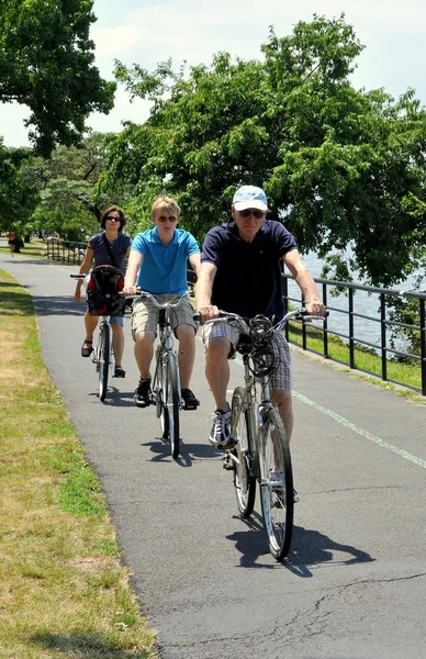 Nyc： 河滨公园的家庭自行车 — 图库照片