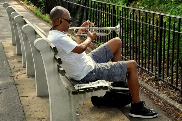 NYC : Un musicien joue de la trompette — Photo