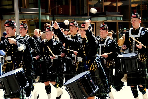 NYC: Drum Corps bij Tartan Day Parade — Stockfoto