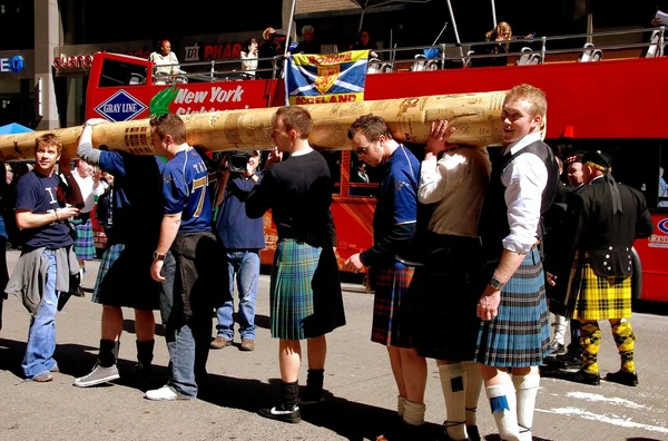NYC: Men Carrying Caber at Scottish Parade — Stock Photo, Image