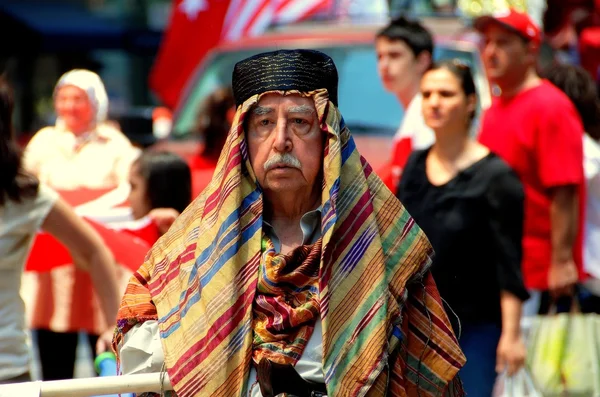 NYC: turecki mężczyzna noszenia Headdress w Parade — Zdjęcie stockowe